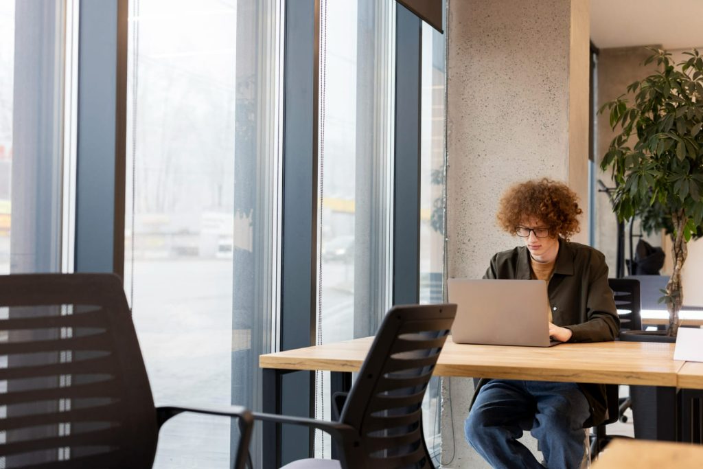 Man met laptop online in Zaanstad